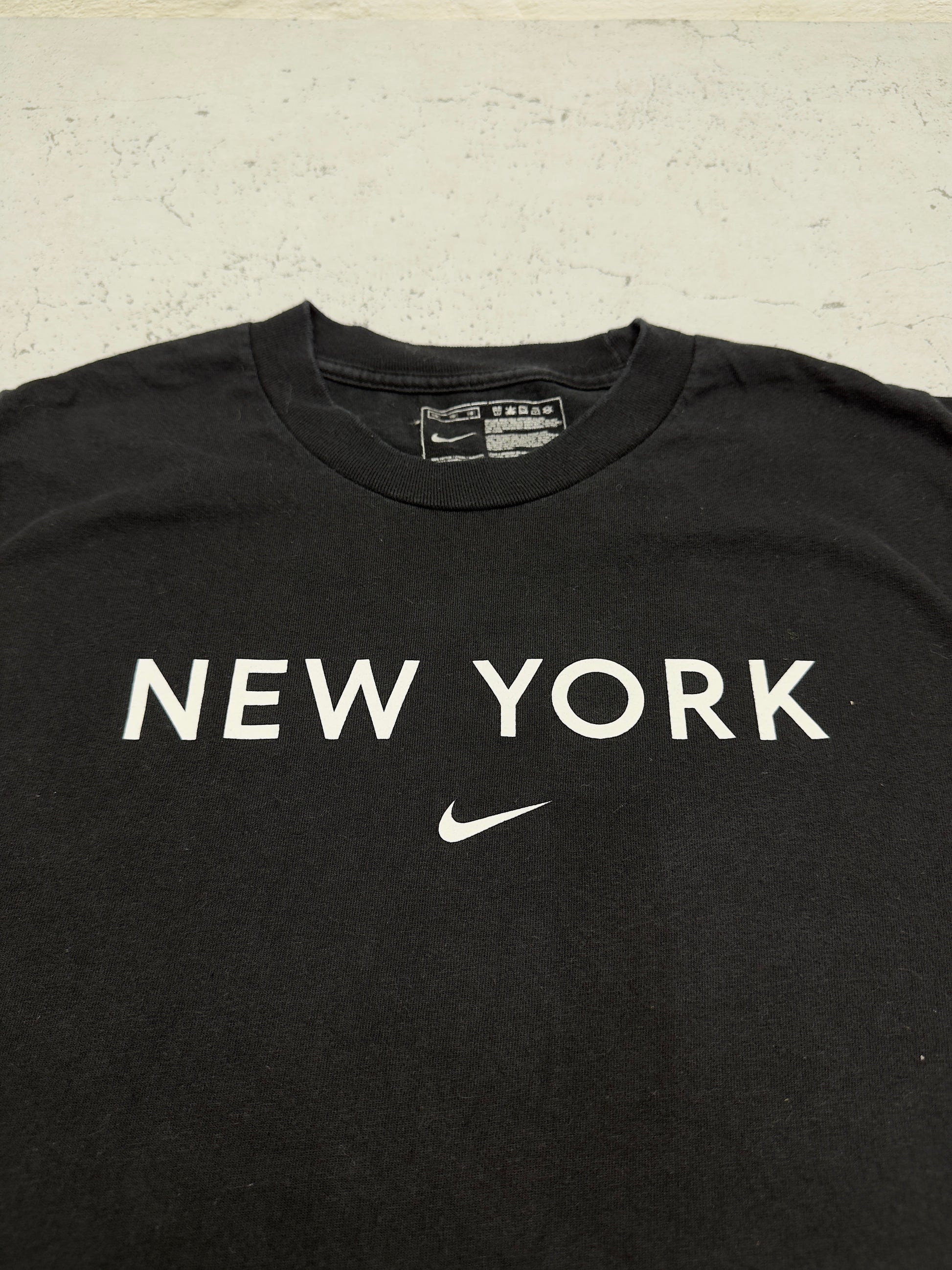 Nike New York T-Shirt Schwarz Logo Detail