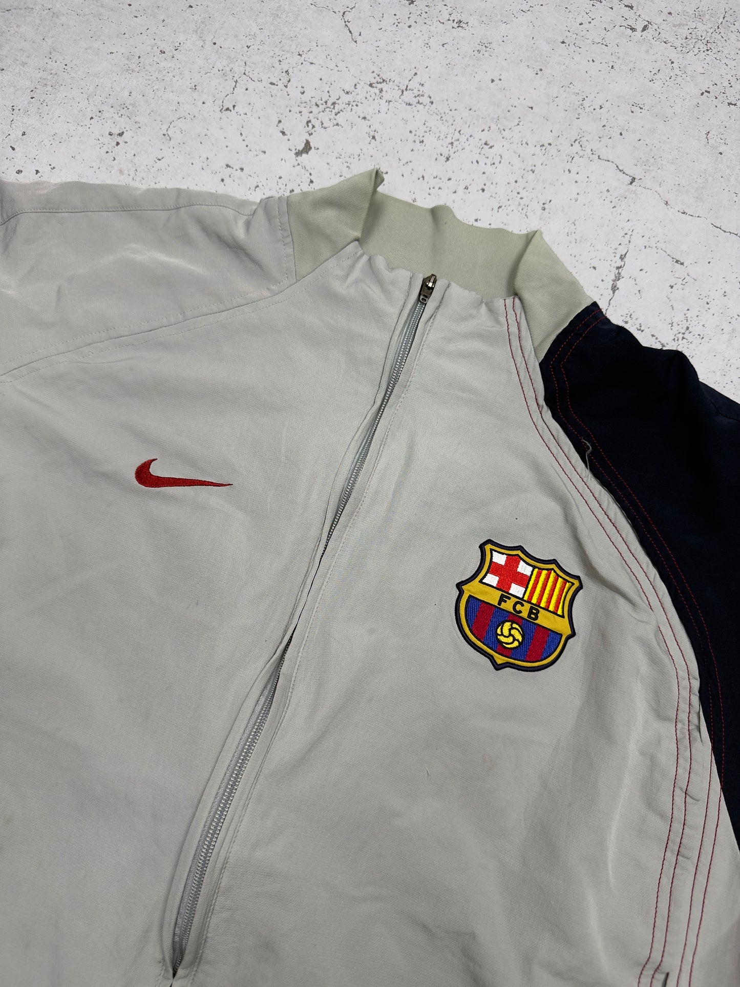 Nike FC Barcelona Trainingsjacke Creme Wappen Detail