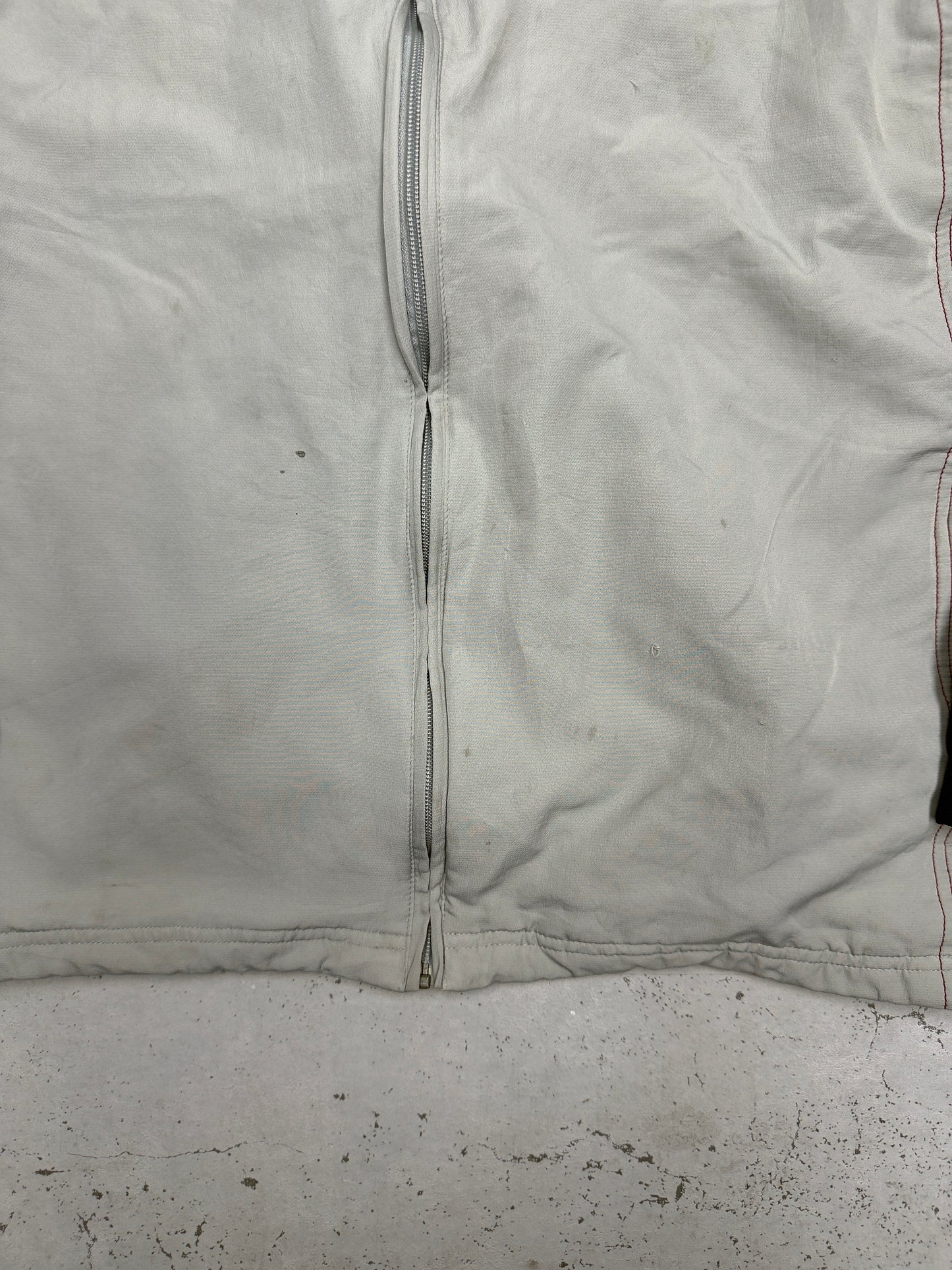 Saum Detail mit Reißverschlusstasche