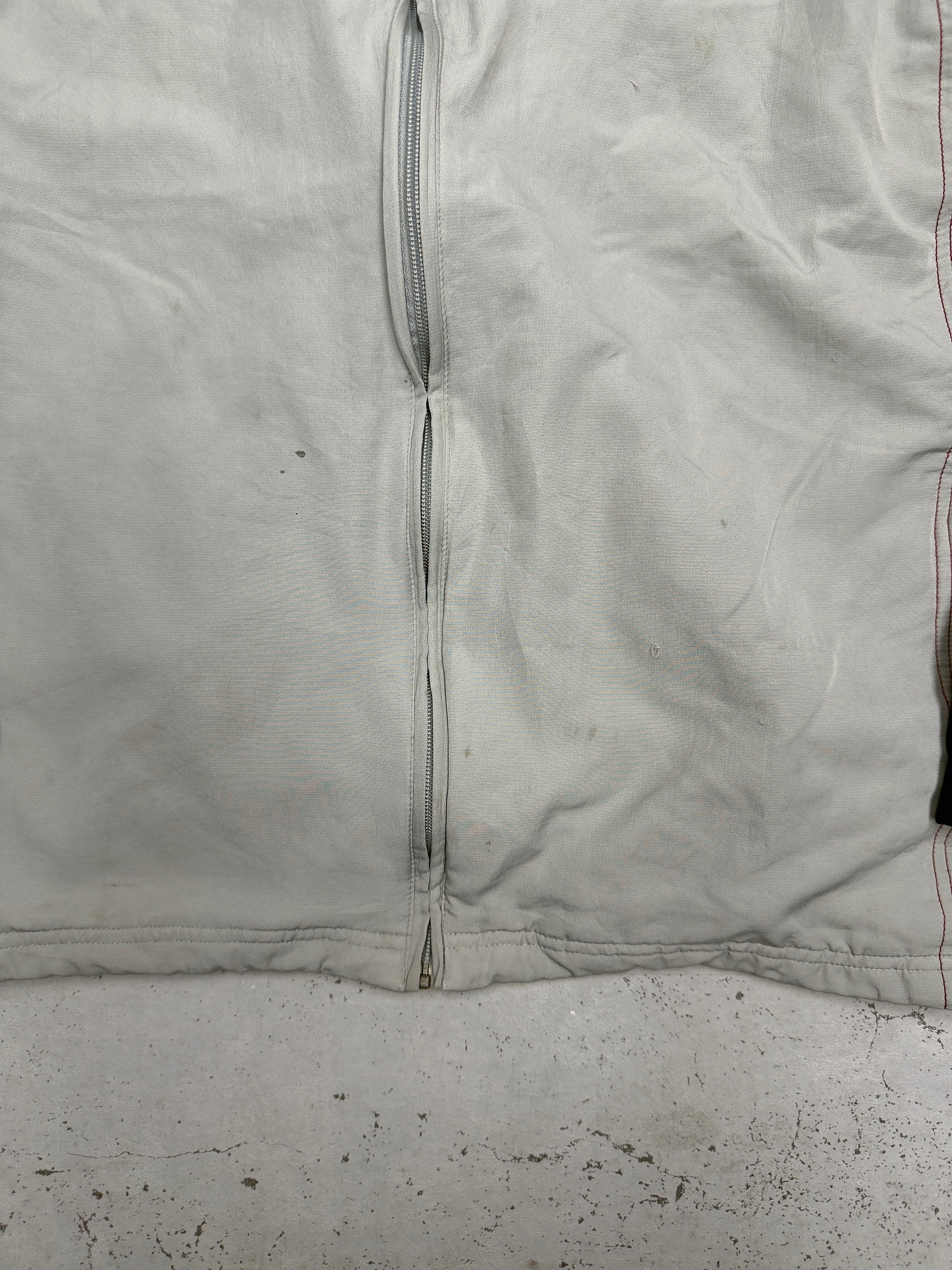Saum Detail mit Reißverschlusstasche