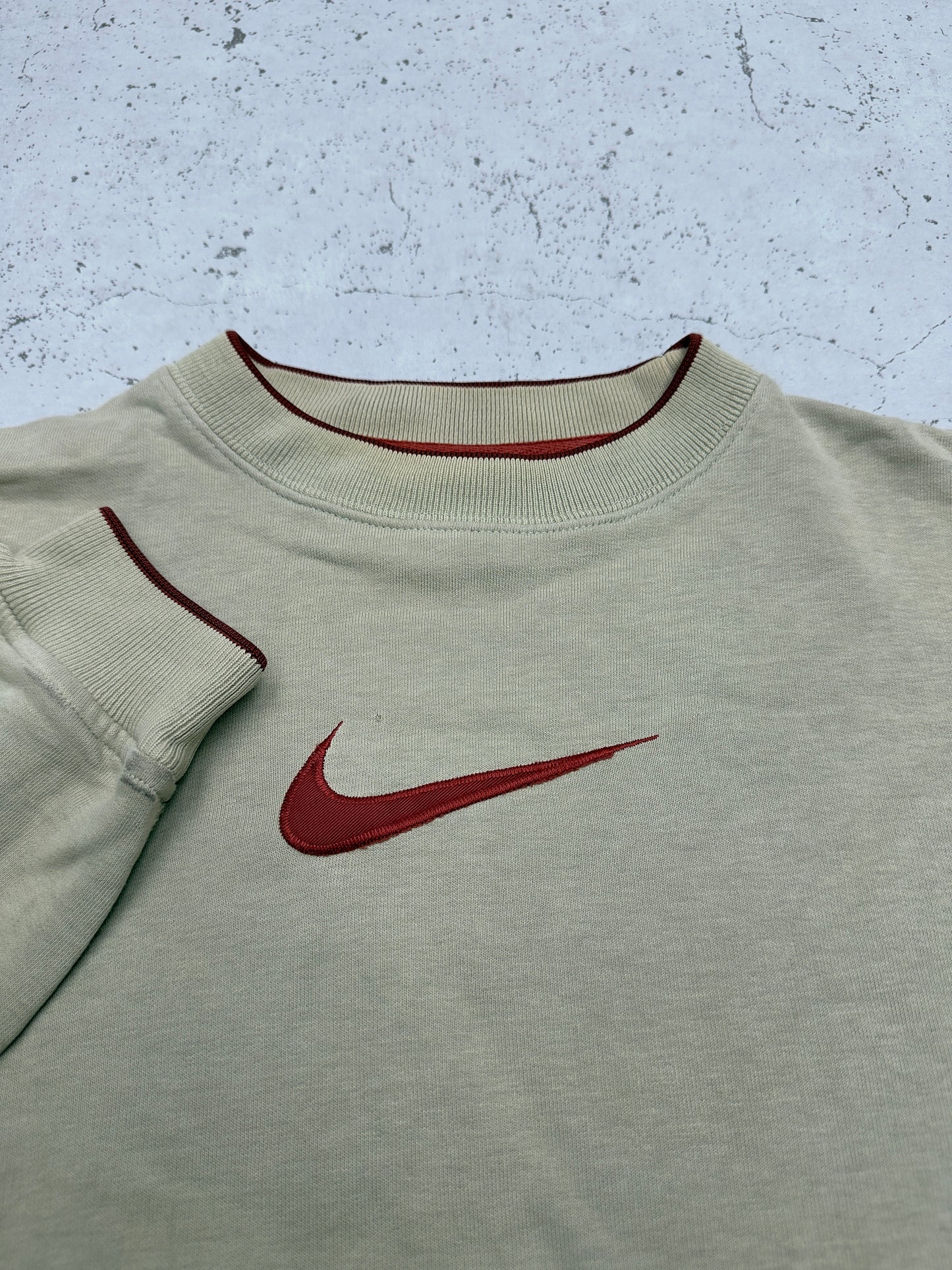 Nike Vintage Sweatshirt Creme – Swoosh Nahaufnahme