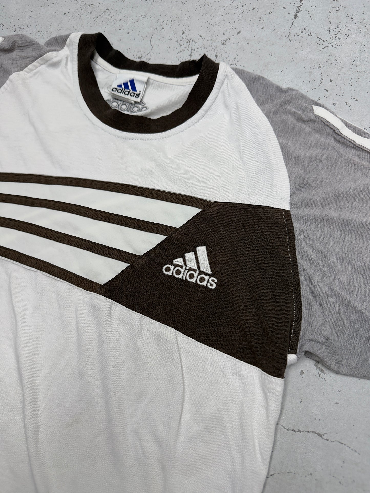 Adidas T-Shirt Weiß Braun Detail Schulterpanel