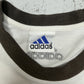 Adidas T-Shirt Weiß Braun Detail Kragen-Etikett