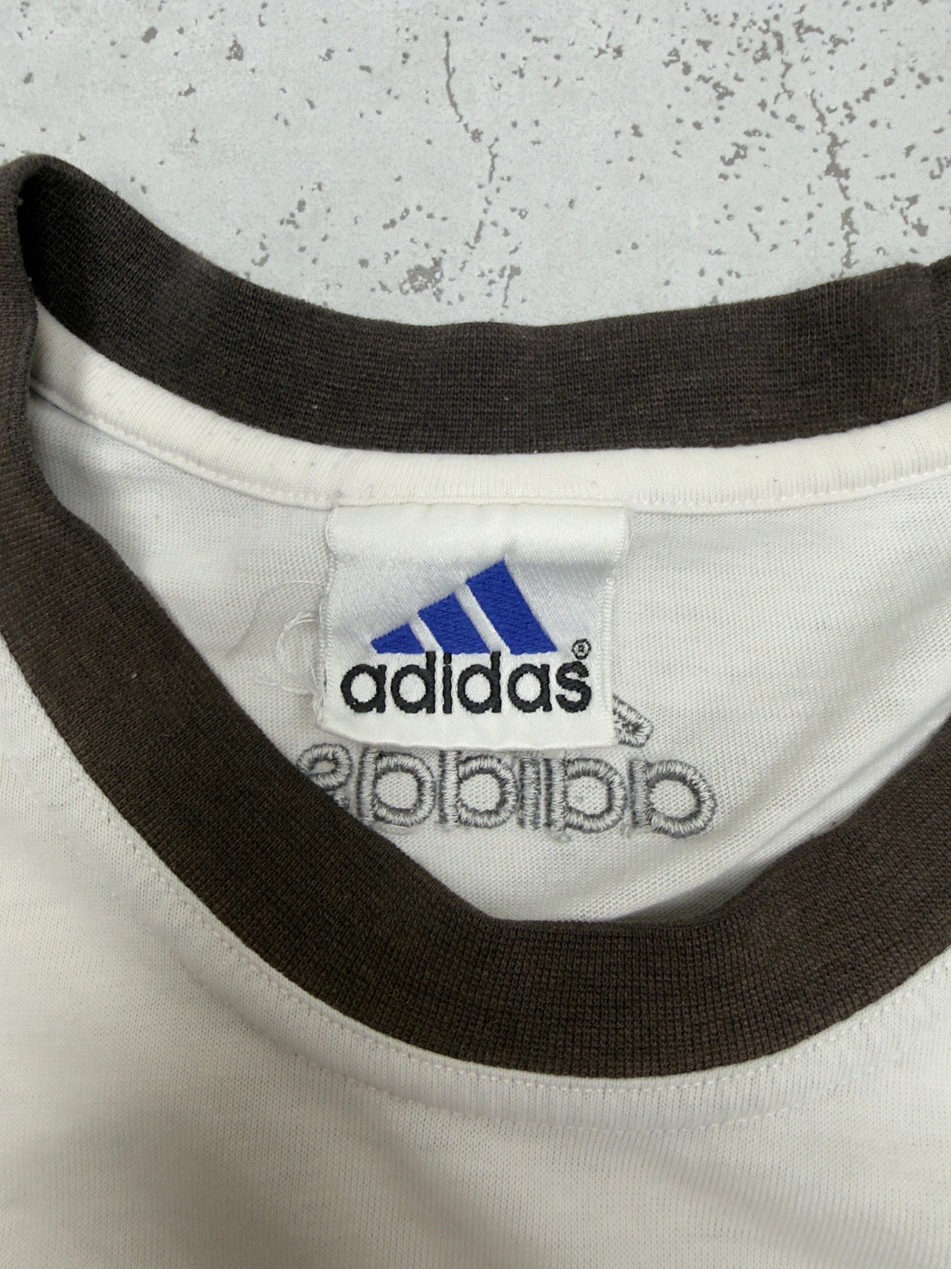 Adidas T-Shirt Weiß Braun Detail Kragen-Etikett