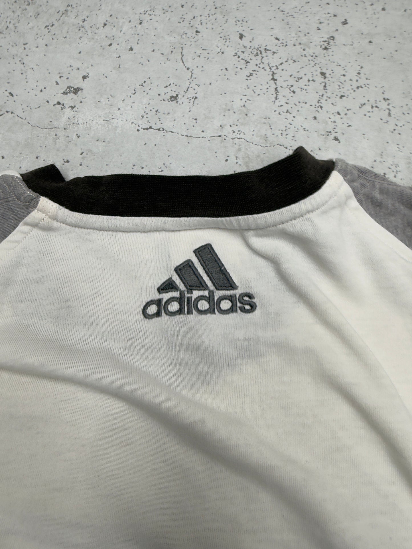Adidas T-Shirt Weiß Braun Detail Logo