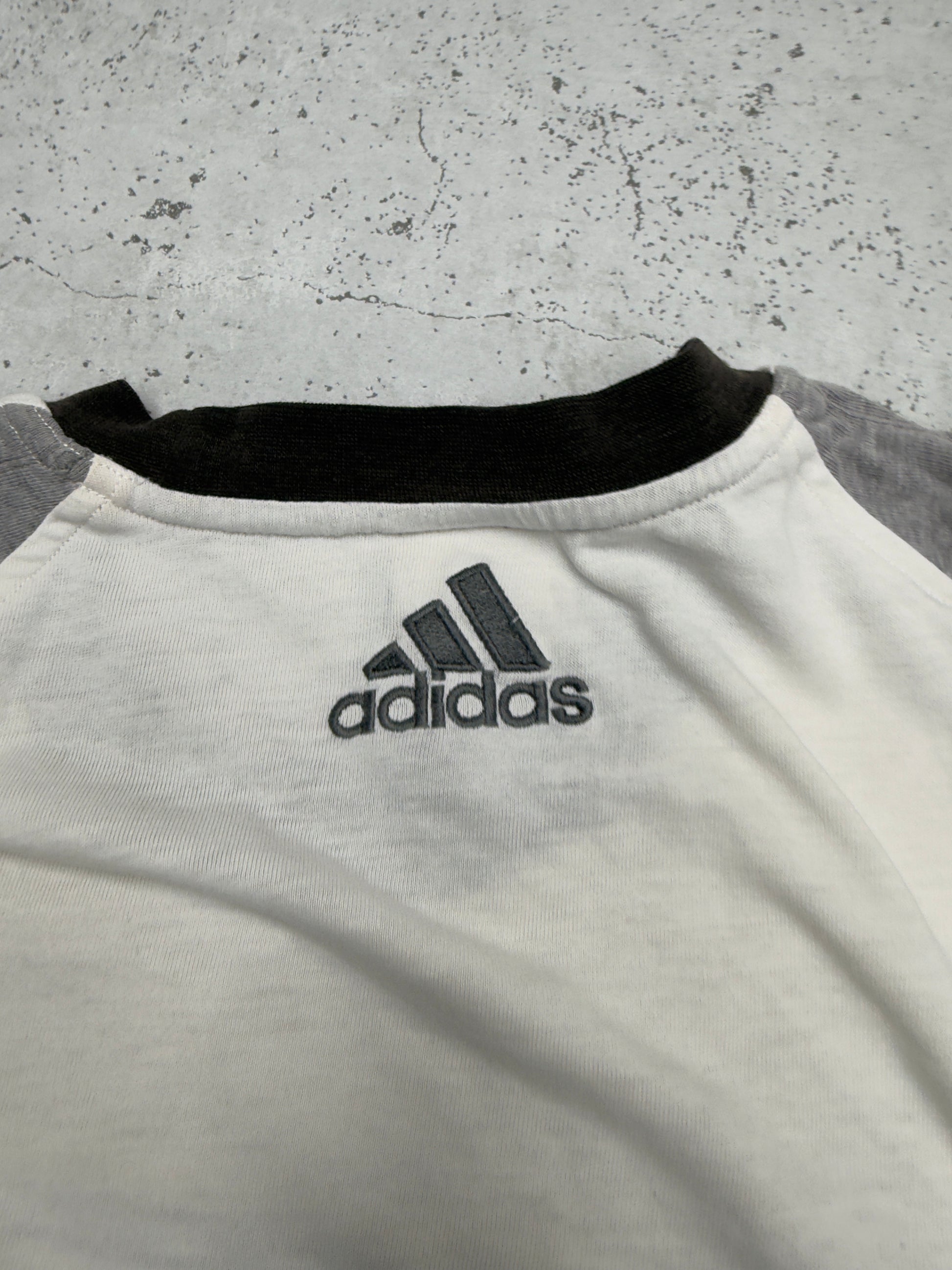 Adidas T-Shirt Weiß Braun Detail Logo