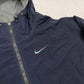 Nike Vintage Trainingsjacke Navy – Logo Nahaufnahme
