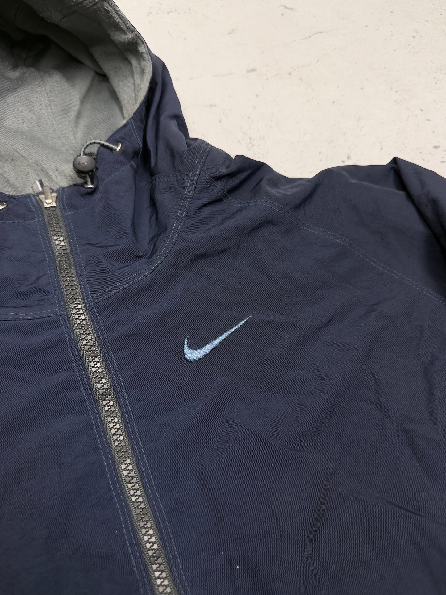 Nike Vintage Trainingsjacke Navy – Logo Nahaufnahme