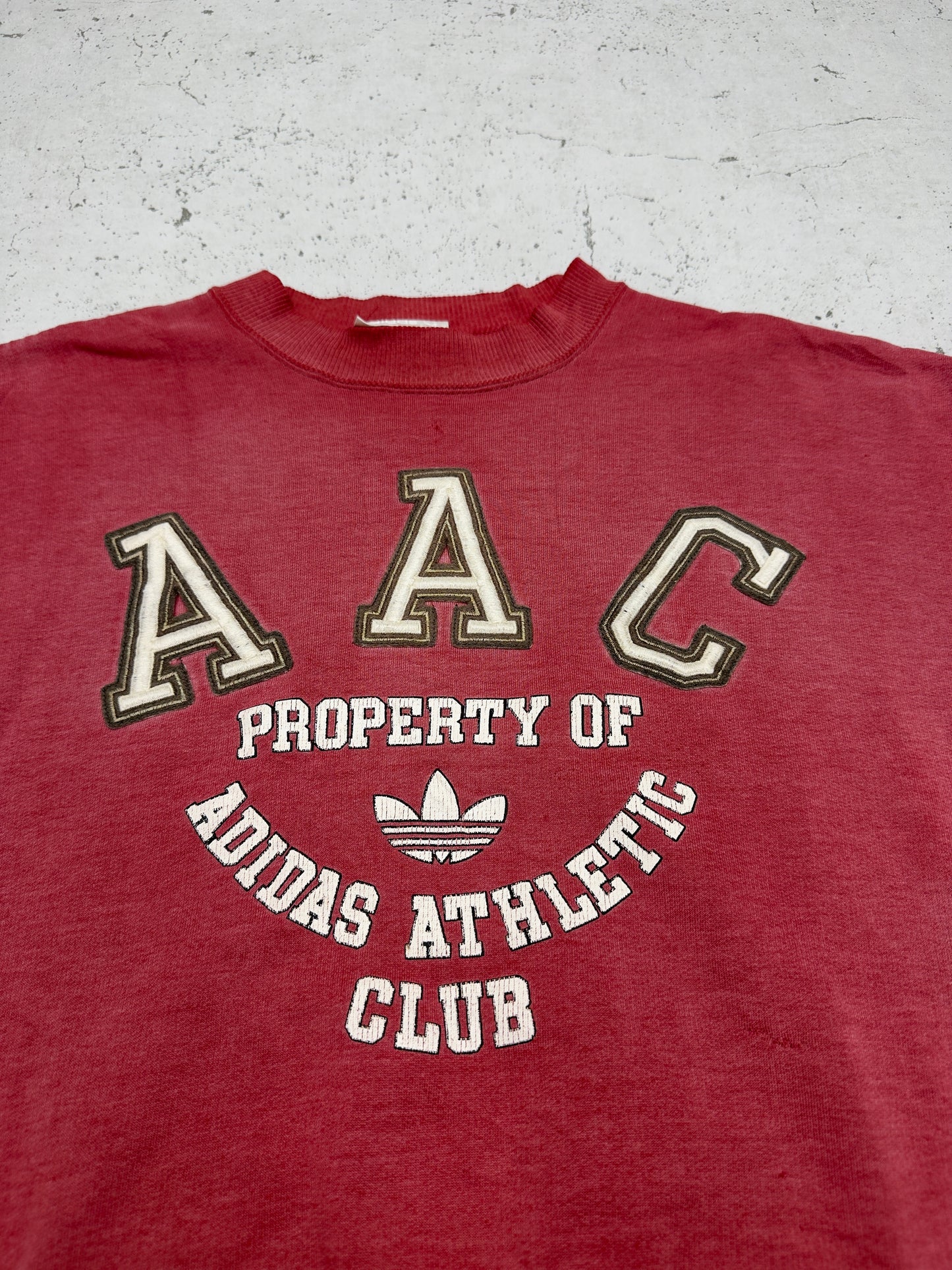 Adidas Vintage Sweatshirt AAC Bordeaux – Logo Nahaufnahme