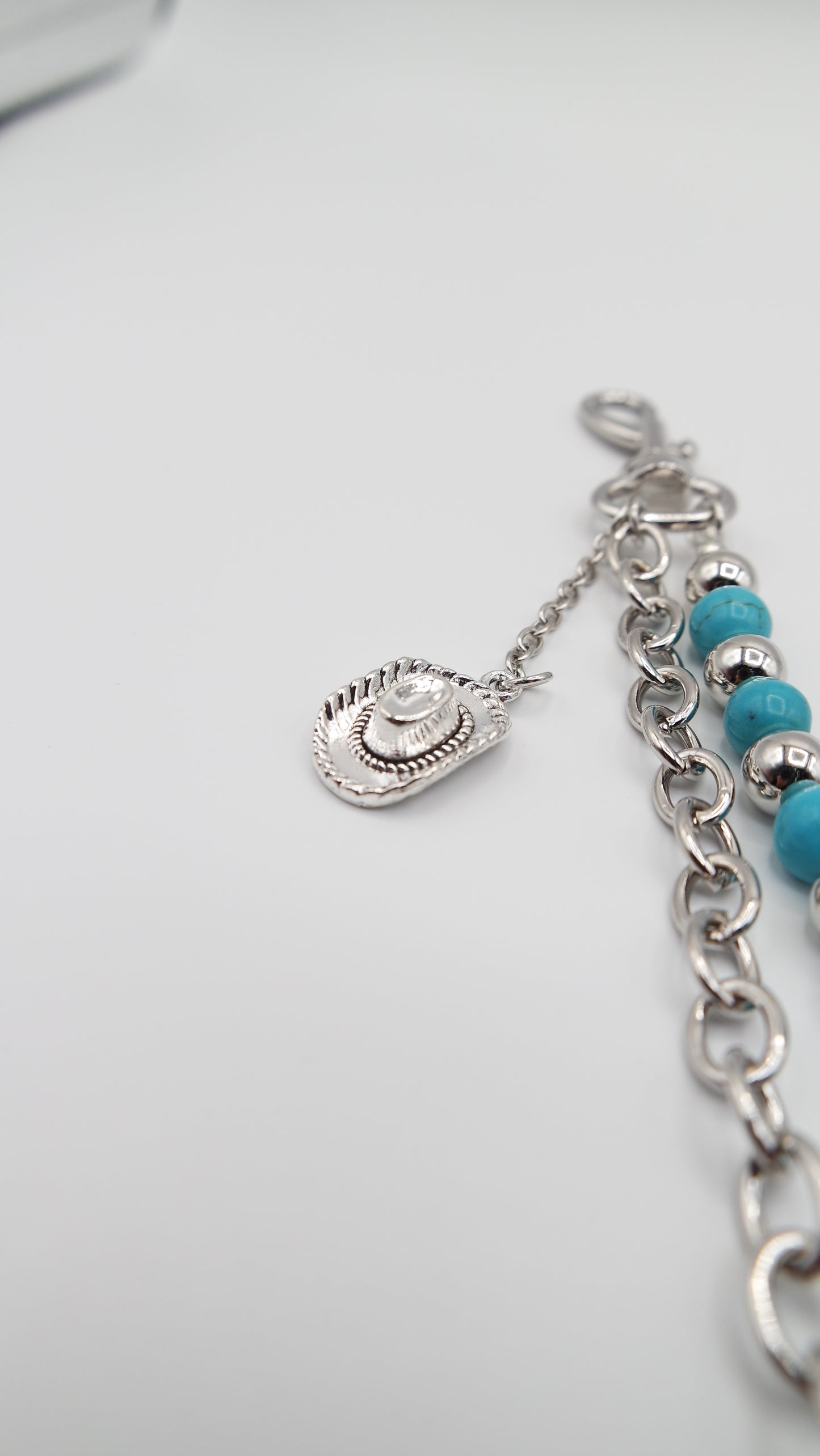 "Western Spirit" - Silberne Hosenkette mit türkisfarbenen Perlen & Cowboy-Hut Charm