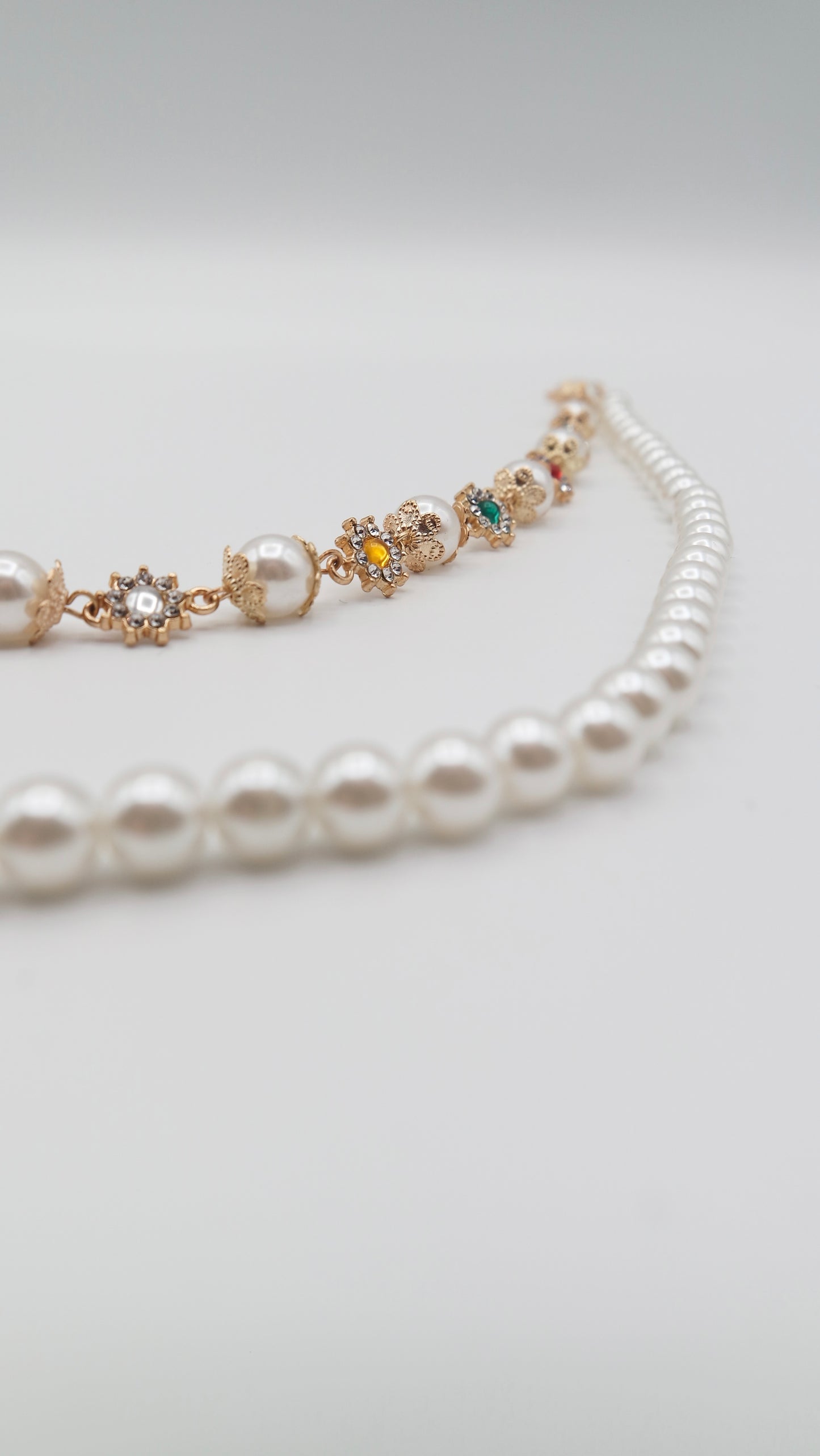 „Royal Charm“ - Zweifarbige Perlen-Hosenkette mit Goldakzenten