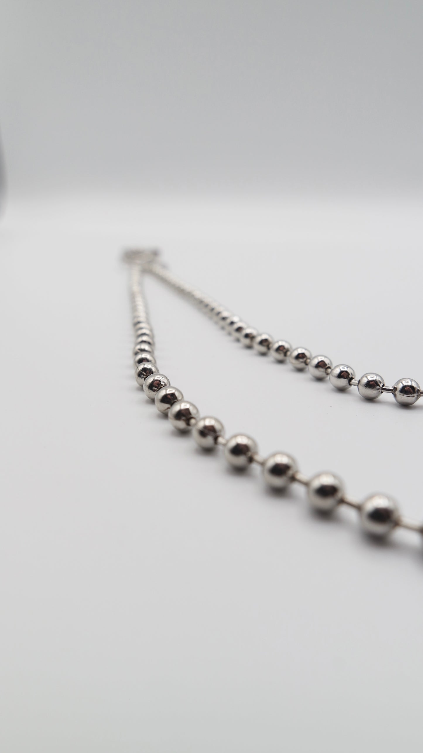 „Steel Orbit“ – Minimalistische doppelte Kugel-Hosenkette in Silber