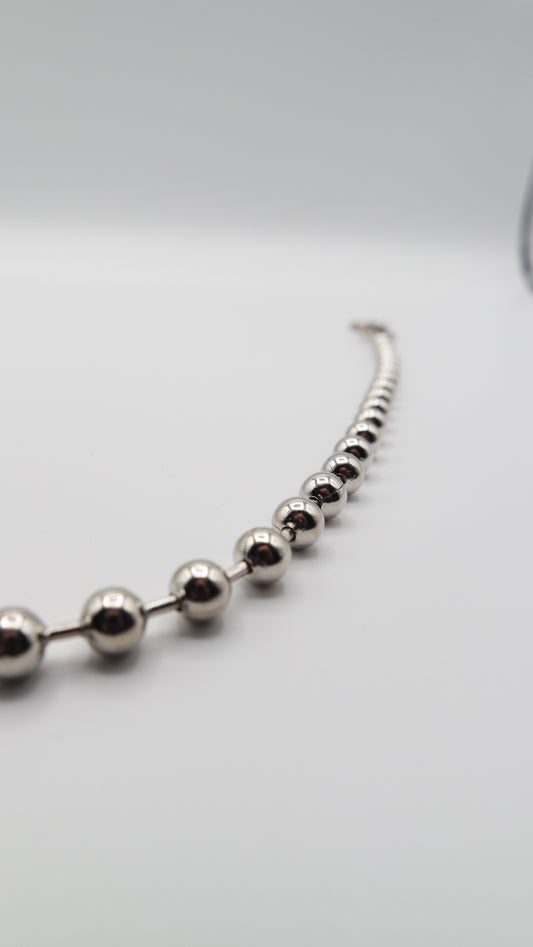 "Chrome Pulse" – Hosenkette aus Metalllperlen