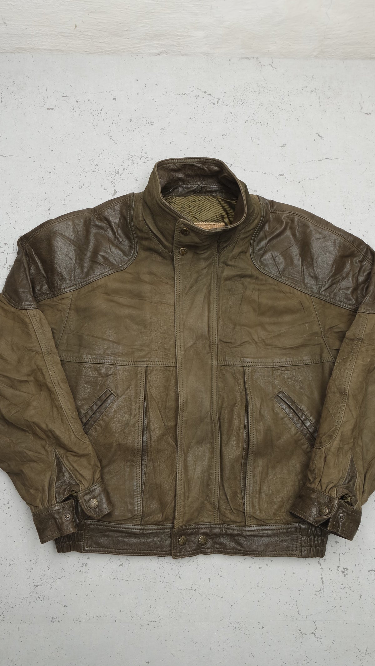 Vintage Lederjacke in Braun-Oliv, Größe 50, Vorderseite