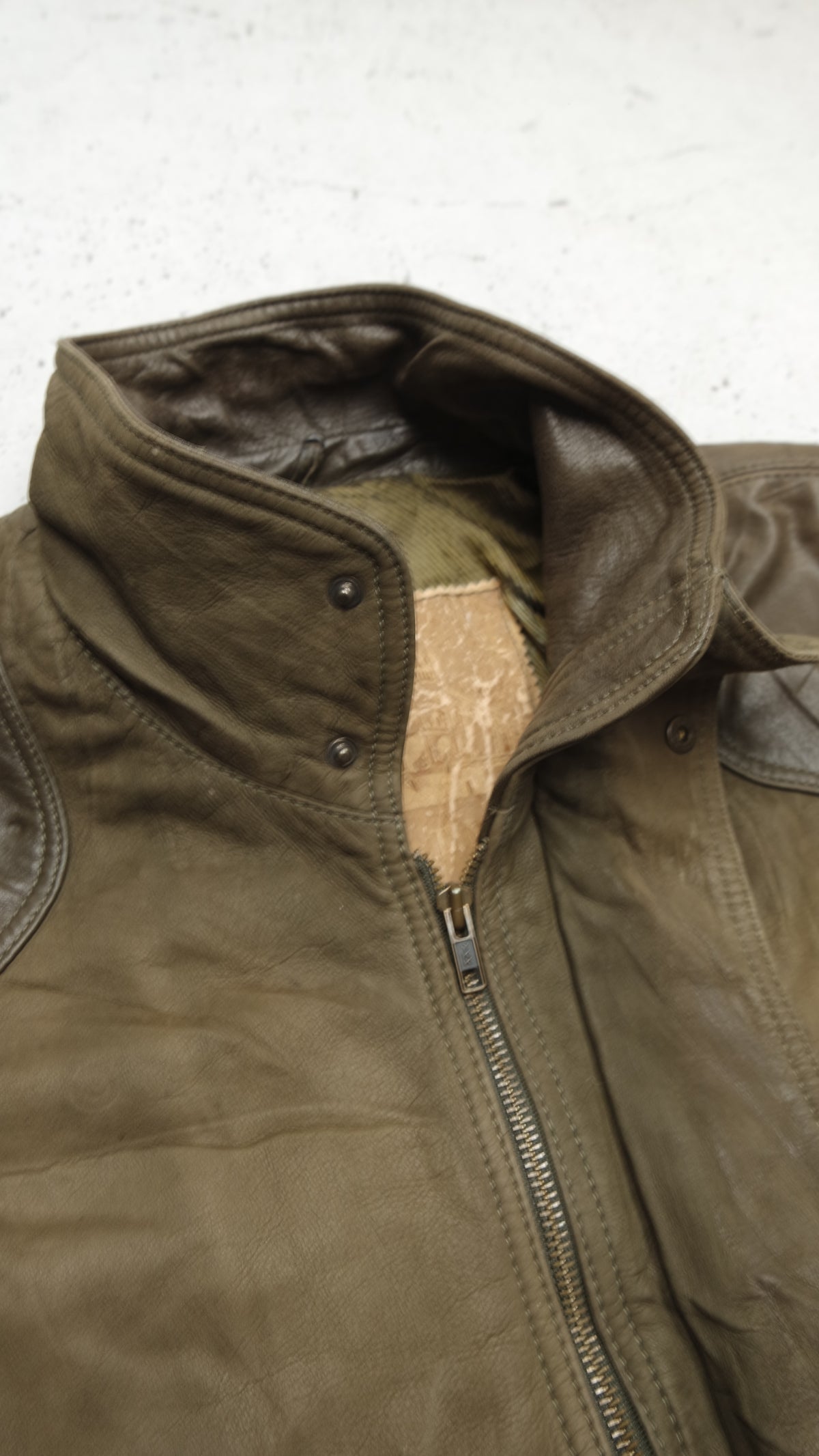 Vintage Lederjacke in Braun-Oliv, Größe 50, Kragen-Detail