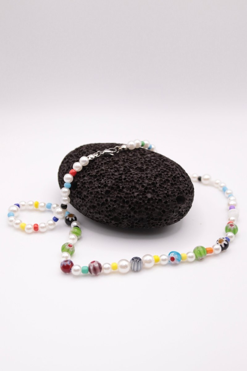 "Luna Colorata" Halskette Perlen mit bunten Glasperlen und Imitationsperlen - MonkeysVintage