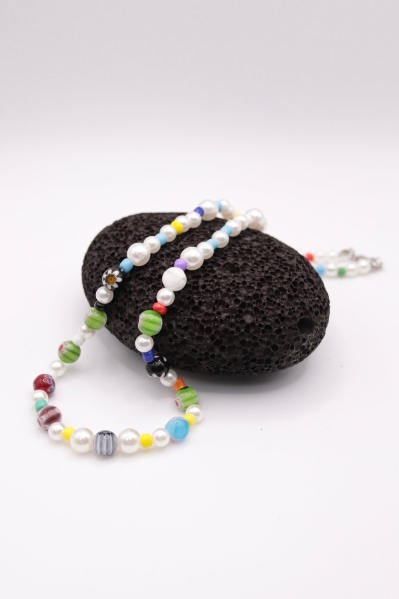 "Luna Colorata" Halskette Perlen mit bunten Glasperlen und Imitationsperlen - MonkeysVintage