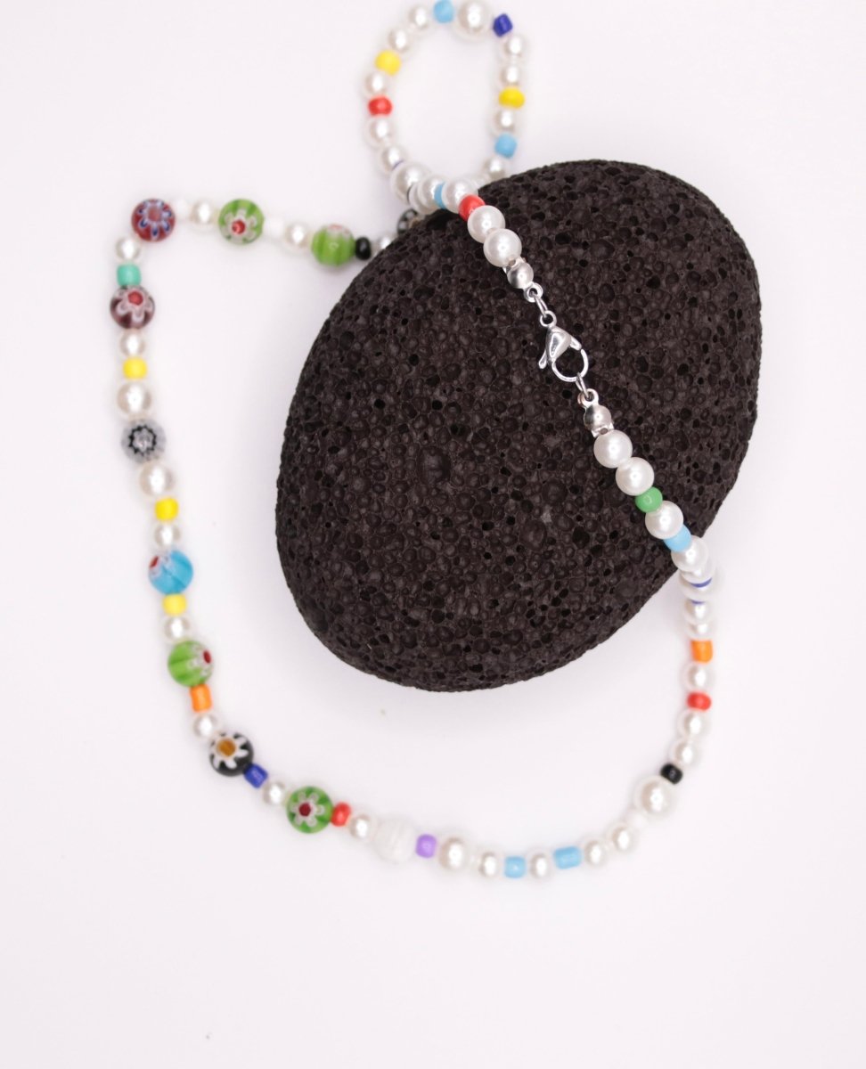 "Luna Colorata" Halskette Perlen mit bunten Glasperlen und Imitationsperlen - MonkeysVintage