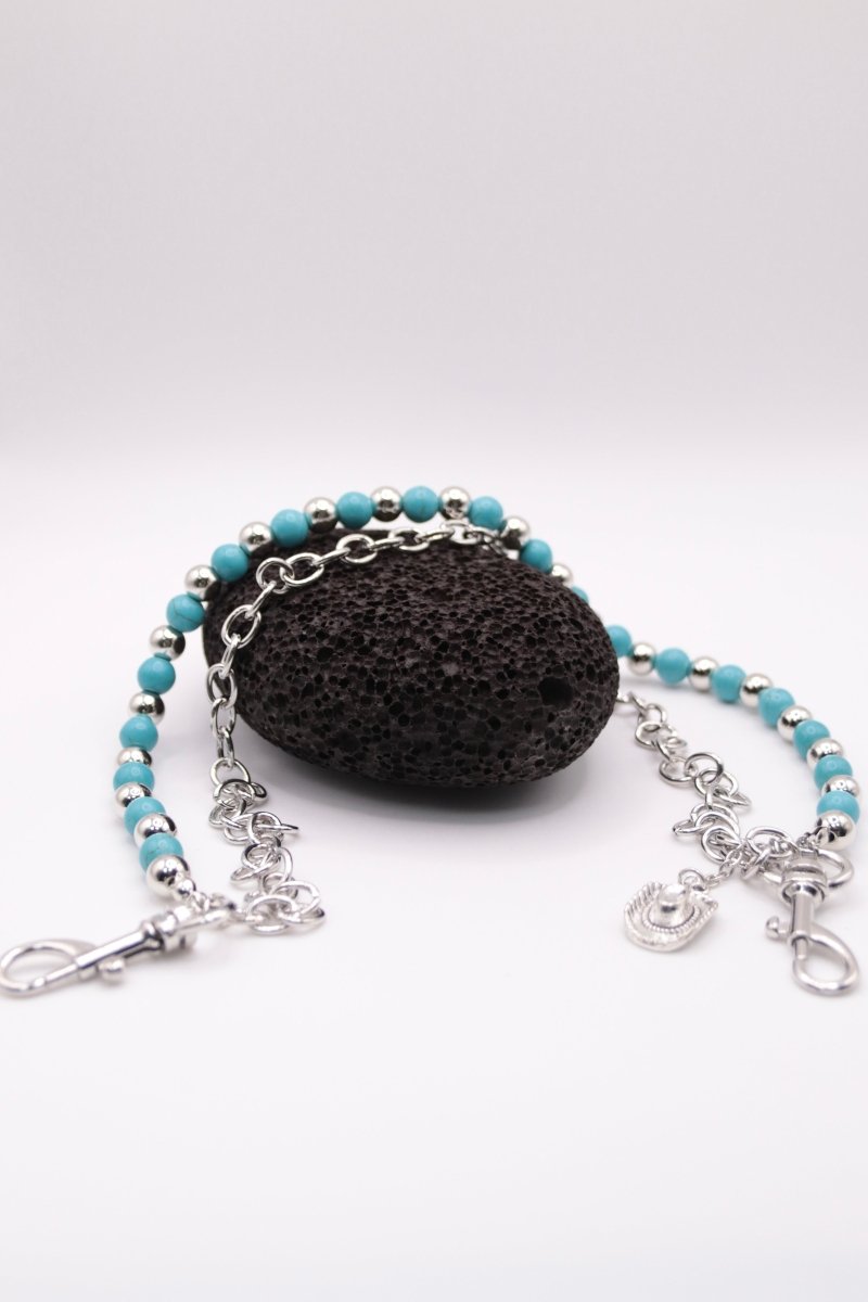 "Western Spirit" - Silberne Hosenkette mit türkisfarbenen Perlen & Cowboy - Hut Charm - MonkeysVintage