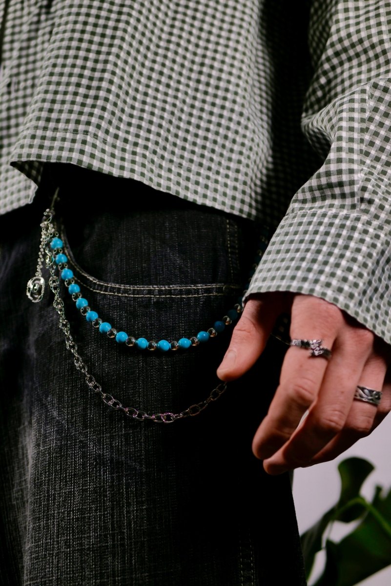 "Western Spirit" - Silberne Hosenkette mit türkisfarbenen Perlen & Cowboy - Hut Charm - MonkeysVintage