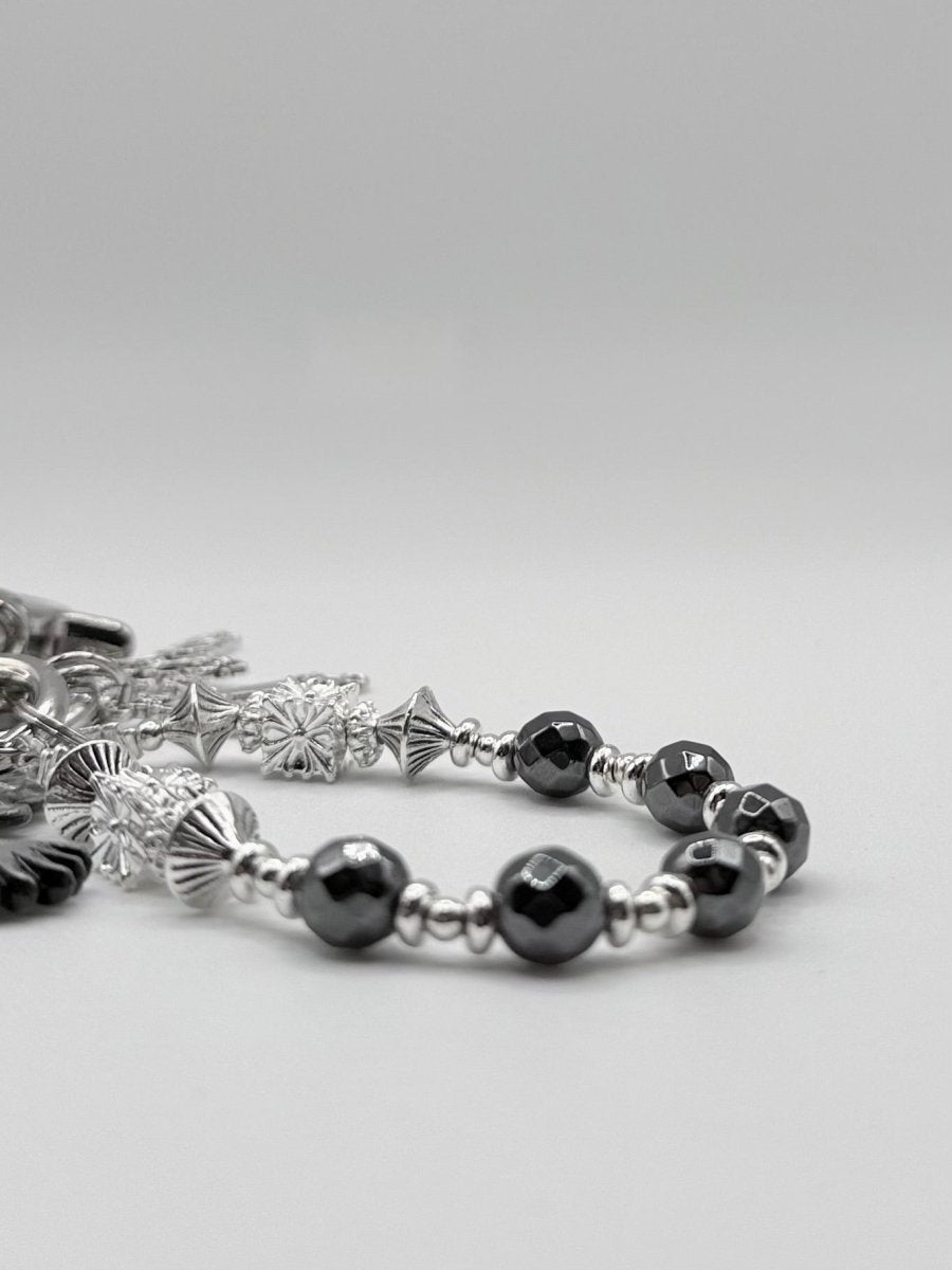 Y2K Silber Anhänger mit Perlen & Symbolen – Accessoire für Hosenkette, Tasche oder Schlüssel - MonkeysVintage